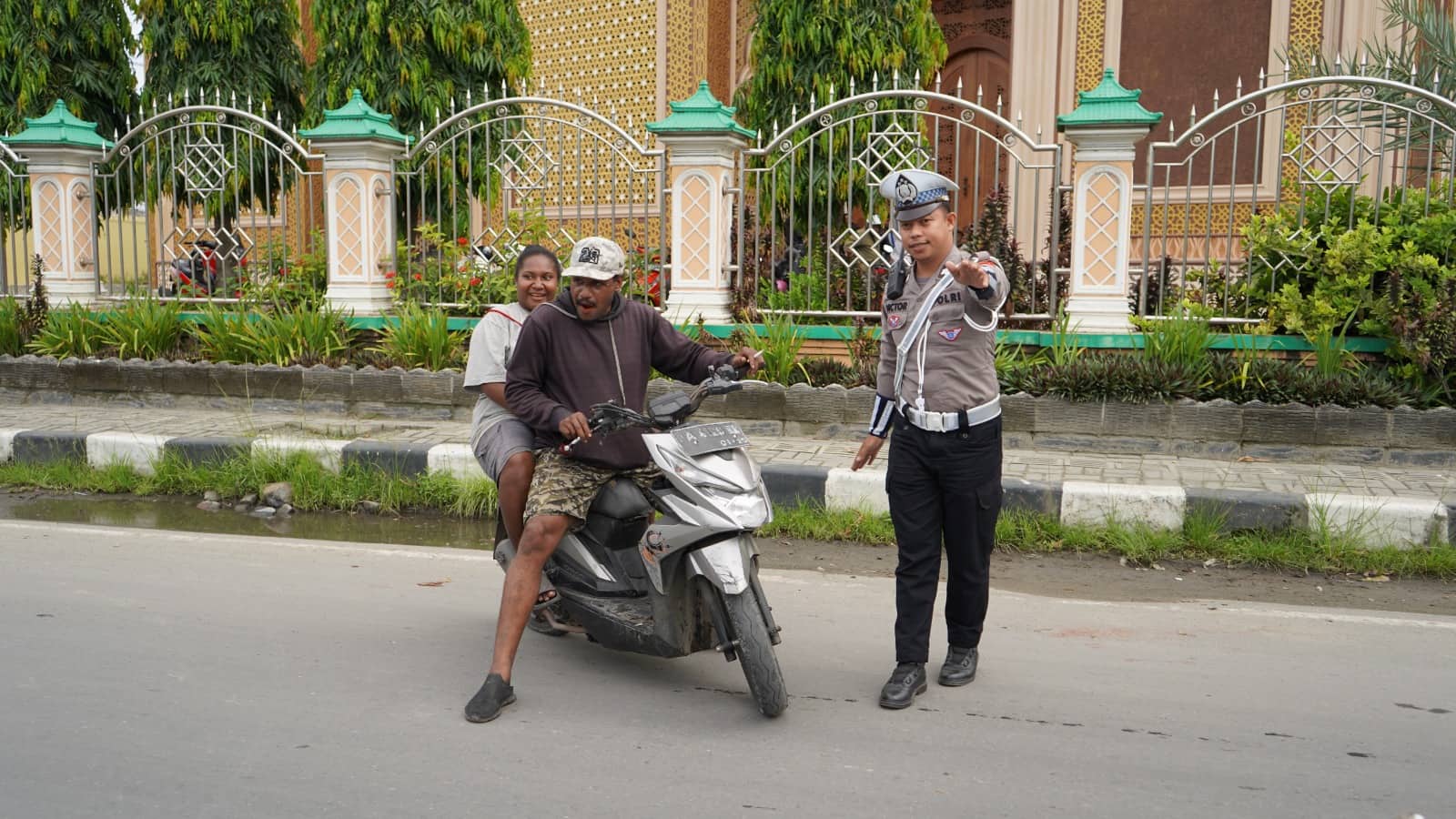 Ilustrasi berita JAYAPURA: Tidak Gunakan Helm, Puluhan Pengendara Sepeda Motor di Sentani Ditilang