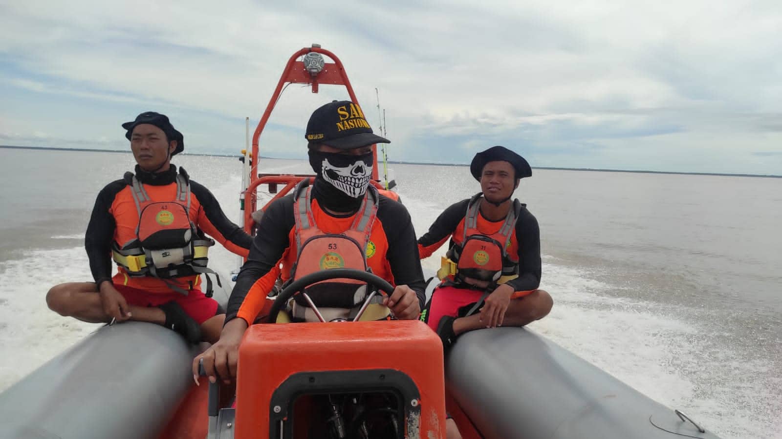 Ilustrasi berita Mimika: Operasi Pencarian Genu Bahakap, Penumpang KM Sirimau yang Ceburkan Diri ke Laut Pulau Tiga Dihentikan