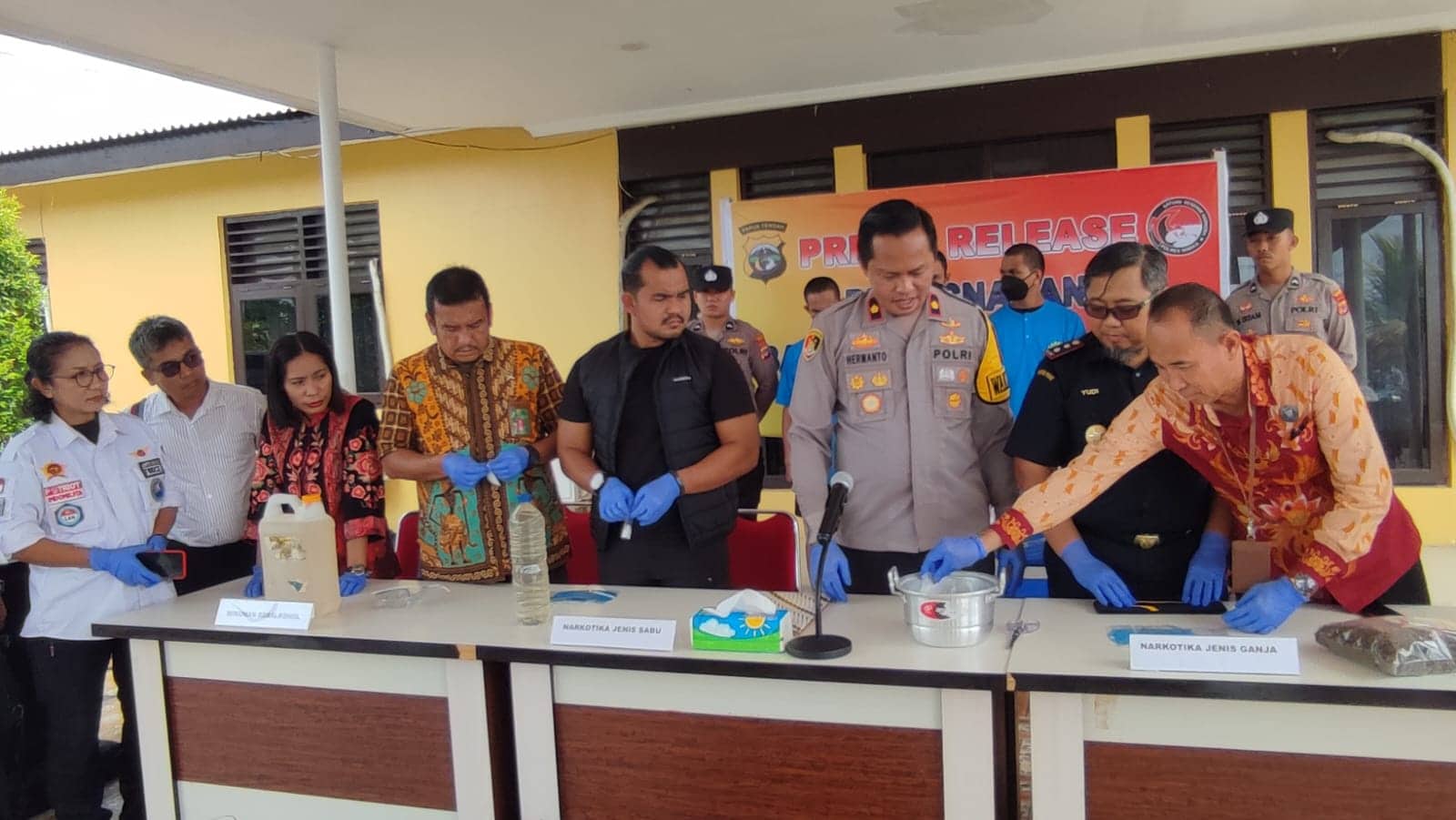 Ilustrasi berita Mimika: Polres Mimika Musnahkan Barang Bukti 42,72 Gram Sabu-sabu dan 195,34 Gram Ganja