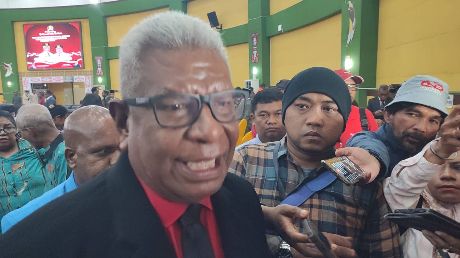Ilustrasi berita Mimika: Ditetapkan Sebagai Bupati, Johannes Rettob Ajak Semua Warga Bersatu Bergandengan Tangan Majukan Mimika