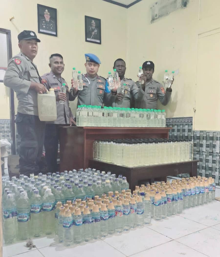Ilustrasi berita Mimika: Personel Gabungan Amankan Ratusan Liter Miras Lokal dari Penumpang KM Sirimau