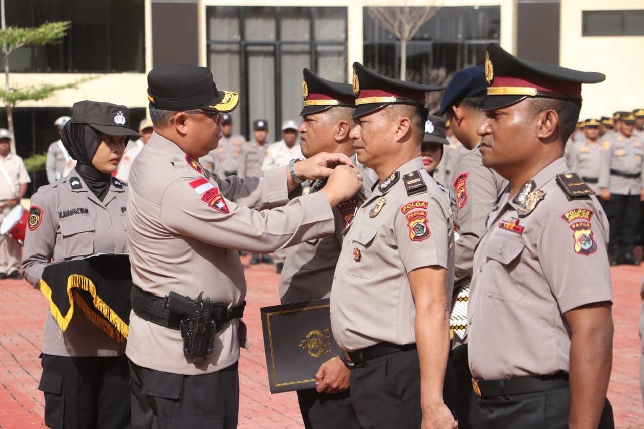 Ilustrasi berita Mimika: Dari AKBP Jadi Kombes, Mantan Kapolres Mimika Dianugerahi Kenaikan Pangkat Luar Biasa, Kapolda Papua Raih PIN Emas Kapolri