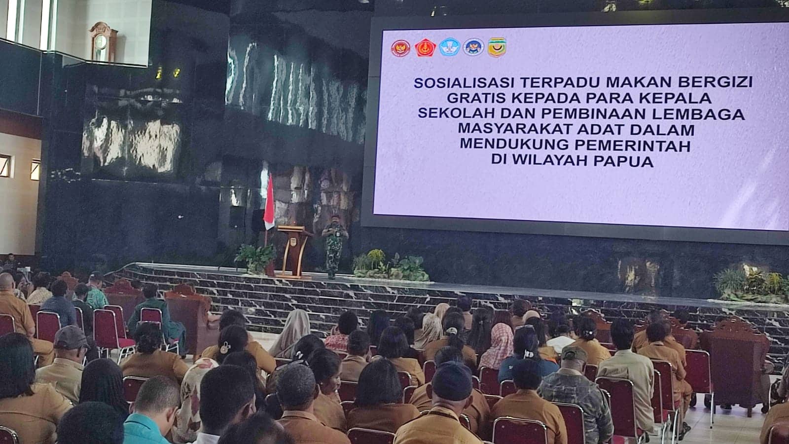 Ilustrasi berita Mimika: Kemenhan Sosialisasi Makan Gratis di Mimika, Lenis Kogoya: Saya Datang untuk Melihat, Mendengar, dan Membangun dengan Hati