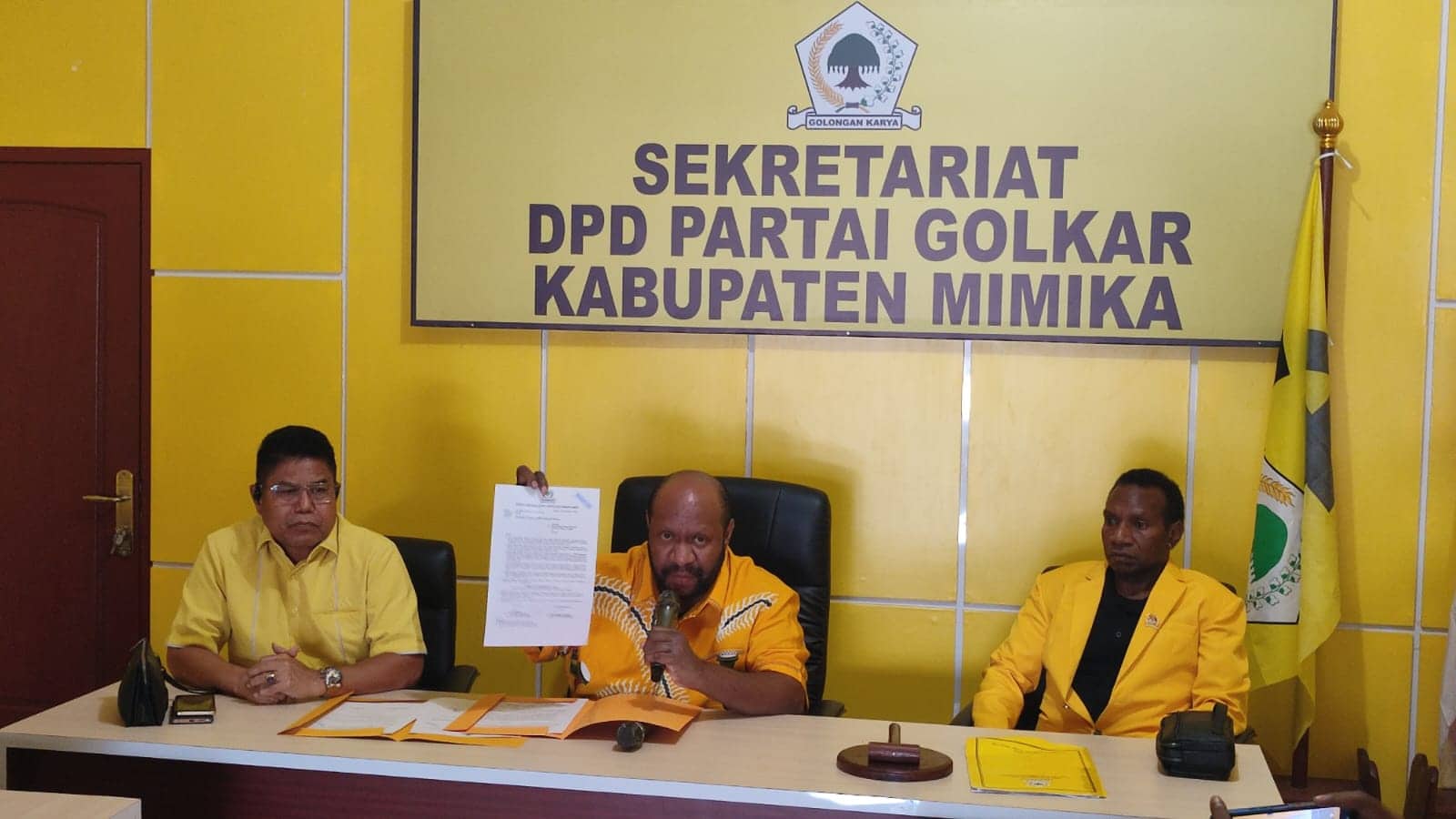 Ilustrasi berita Mimika: Sejarah Bagi Suku Kamoro, DPD Partai Golkar Tunjuk Primus Natikapereyau Jadi Ketua DPRK Mimika