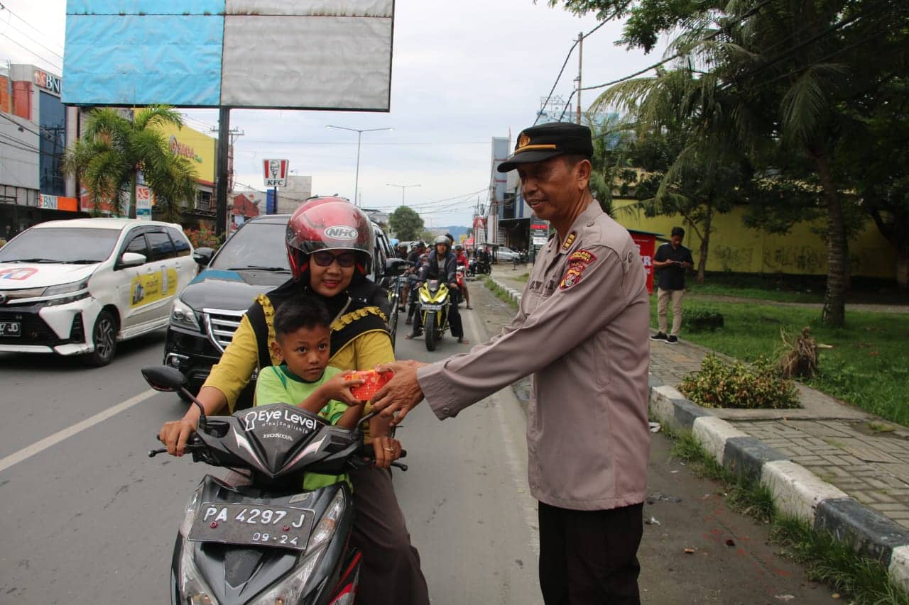 Ilustrasi berita JAYAPURA: Polisi Bagikan 200 Kotak Takjil Gratis kepada Masyarakat Pengguna Jalan di Sentani