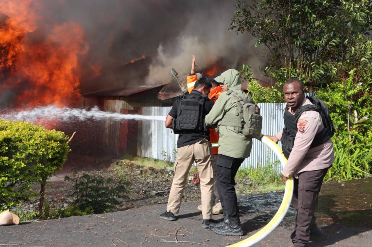 Ilustrasi berita Papua: Bentrokan di Puncak Jaya Masih Berlangsung, 1 Koban Tewas,15 Orang Luka-luka dan 38 Unit Rumah Dibakar