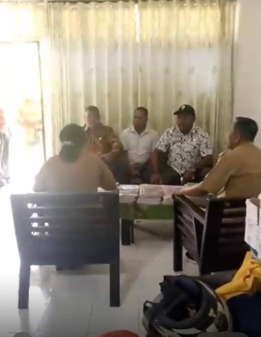 Ilustrasi berita JAYAPURA: Viral Video Anggota DPR Kabupaten Jayapura Cekcok Dengan Guru dan Pukul Meja Saat Kunjungan Kerja