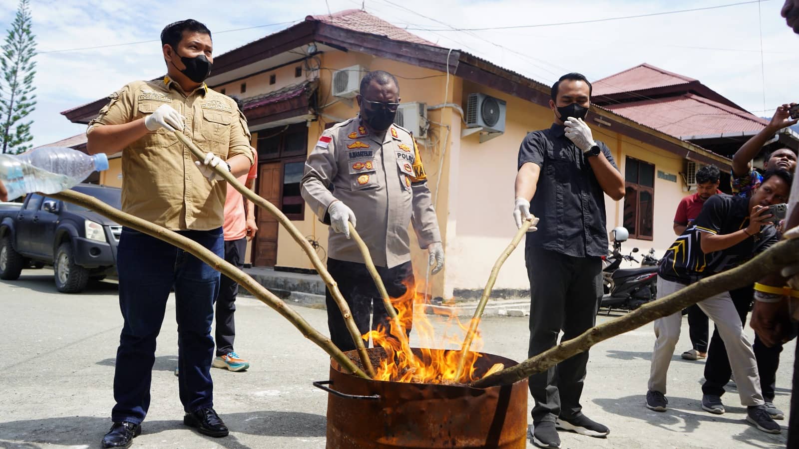 Ilustrasi berita JAYAPURA: Juga Diamankan di Bandara Sentani, Polres Jayapura Musnahkan Hampir 4 Kg Ganja dan Sabu dari Lima Tersangka