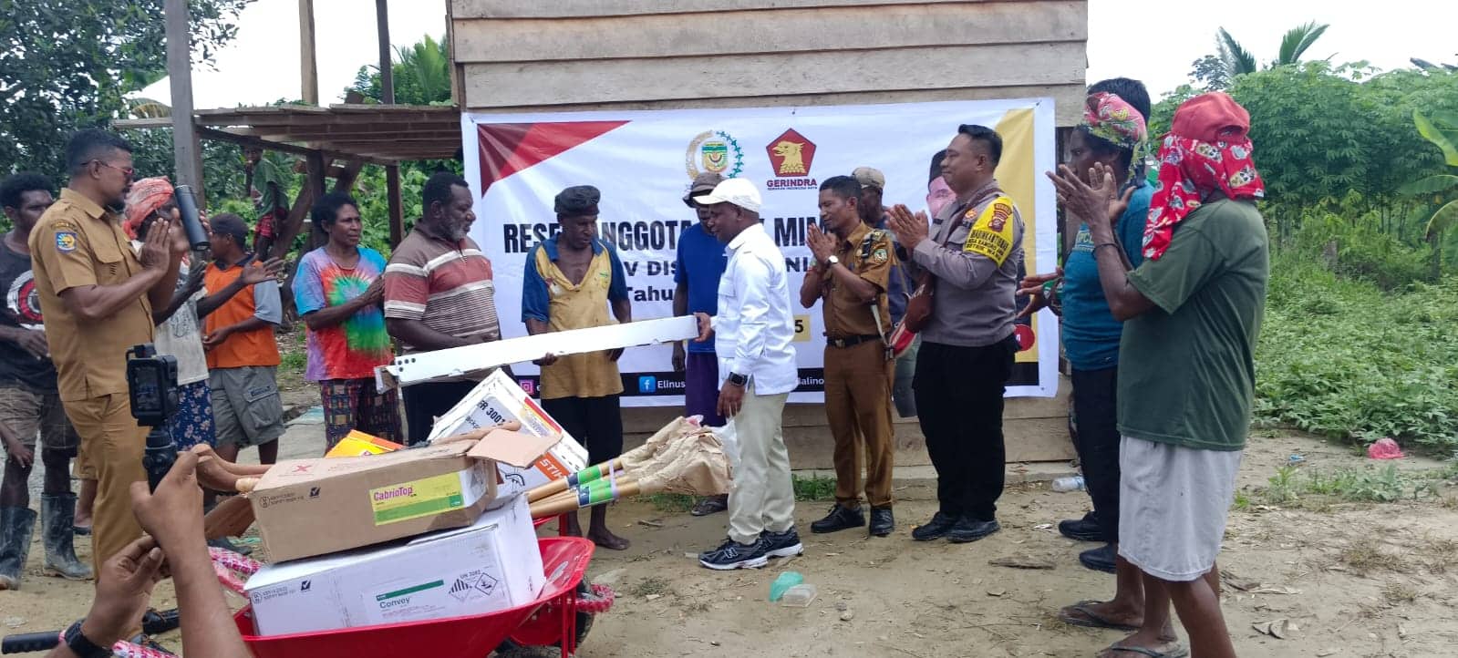 Ilustrasi berita Mimika: Elinus Balinol Mom Dukung Petani Kamoro: Berikan Alat Pertanian dan Janjikan Perjuangkan Aspirasi Warga
