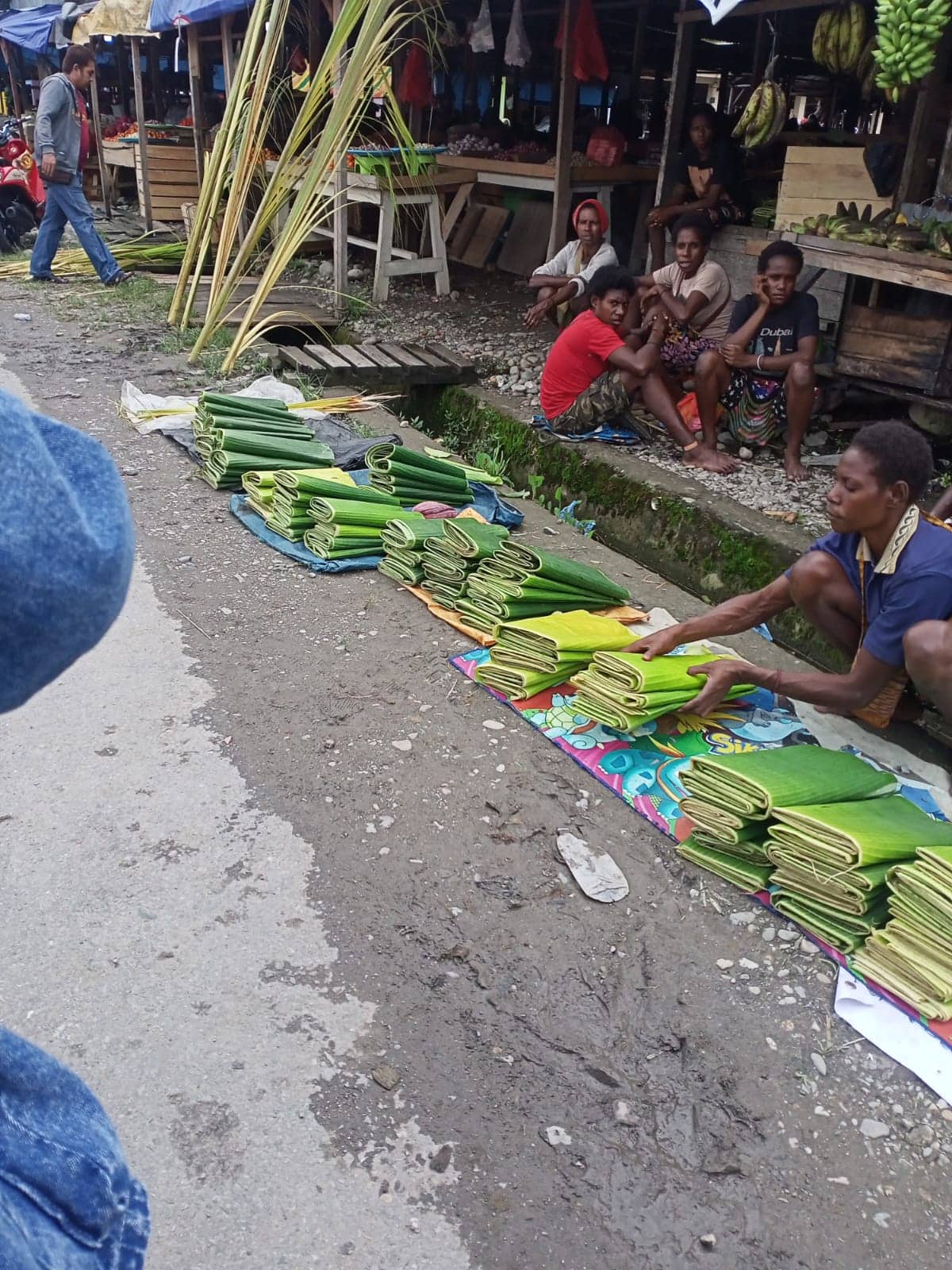 Ilustrasi berita Mimika: Sambut Lebaran, Pedagang Janur Ketupat Sibuk Penuhi Permintaan Pasar, Dipatok Segini Harganya