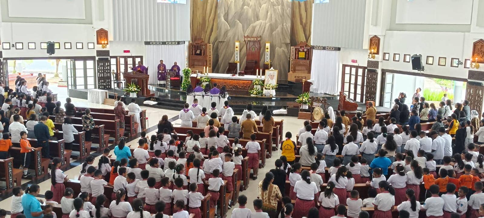Ilustrasi berita Mimika: Misa Requiem Paus Fransiskus di Katedral Tiga Raja Timika, Uskup Kutip Bacaan Injil Hari Ini : Aku Pergi ke Situ Untuk Menyediakan Tempat Bagimu