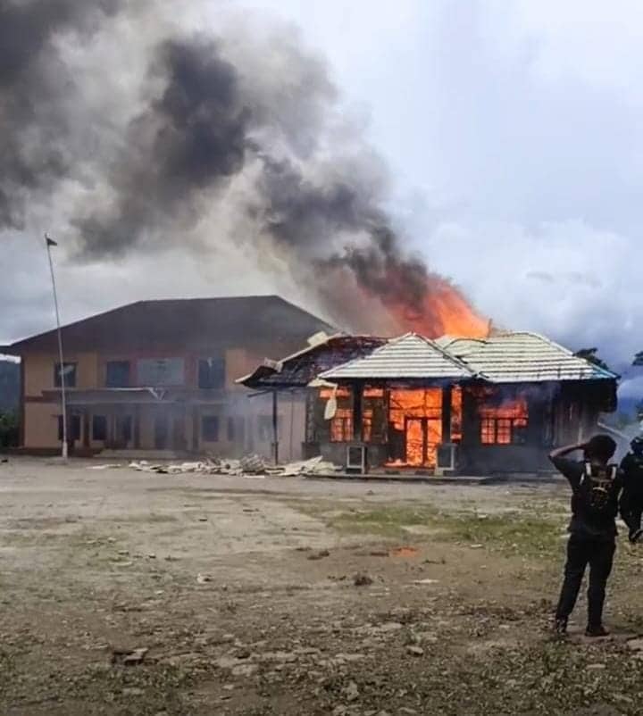 Ilustrasi berita Papua: Aula Kantor Bupati Dogiyai Dilalap Api, Warga Desak Pengungkapan Pelaku