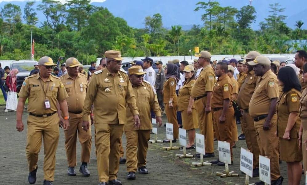 Ilustrasi berita Mimika: Kadisdukcapil Mimika Slamet Sutejo Raih Kenaikan Pangkat Luar Biasa, Bupati Rettob: Penghargaan atas Kerja Keras