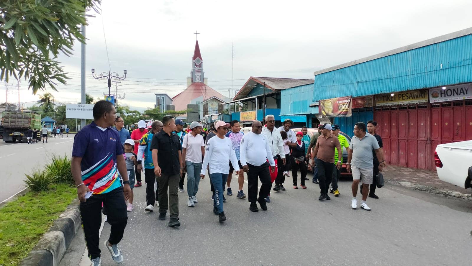 Ilustrasi berita Mimika: Didampingi Bupati John Rettob, Gubernur Papua Tengah Ikut Car Free Day, Ajak Warga Ramaikan Timika Night Run Tanggal 26 April 2025