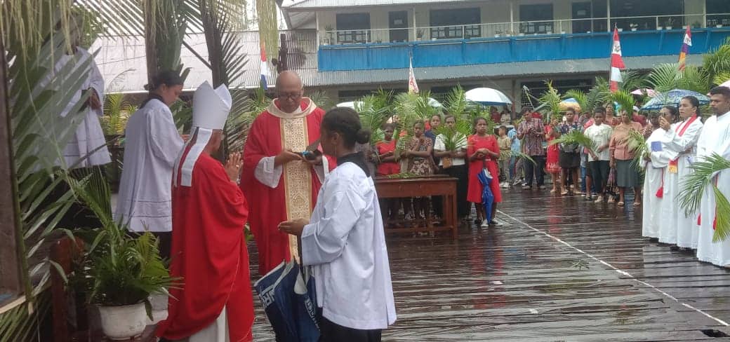 Ilustrasi berita Papua: Uskup Alo Pimpin Perayaan Minggu Palma di Katedral Salib Suci Agats, Umat Padati Hingga Pelataran