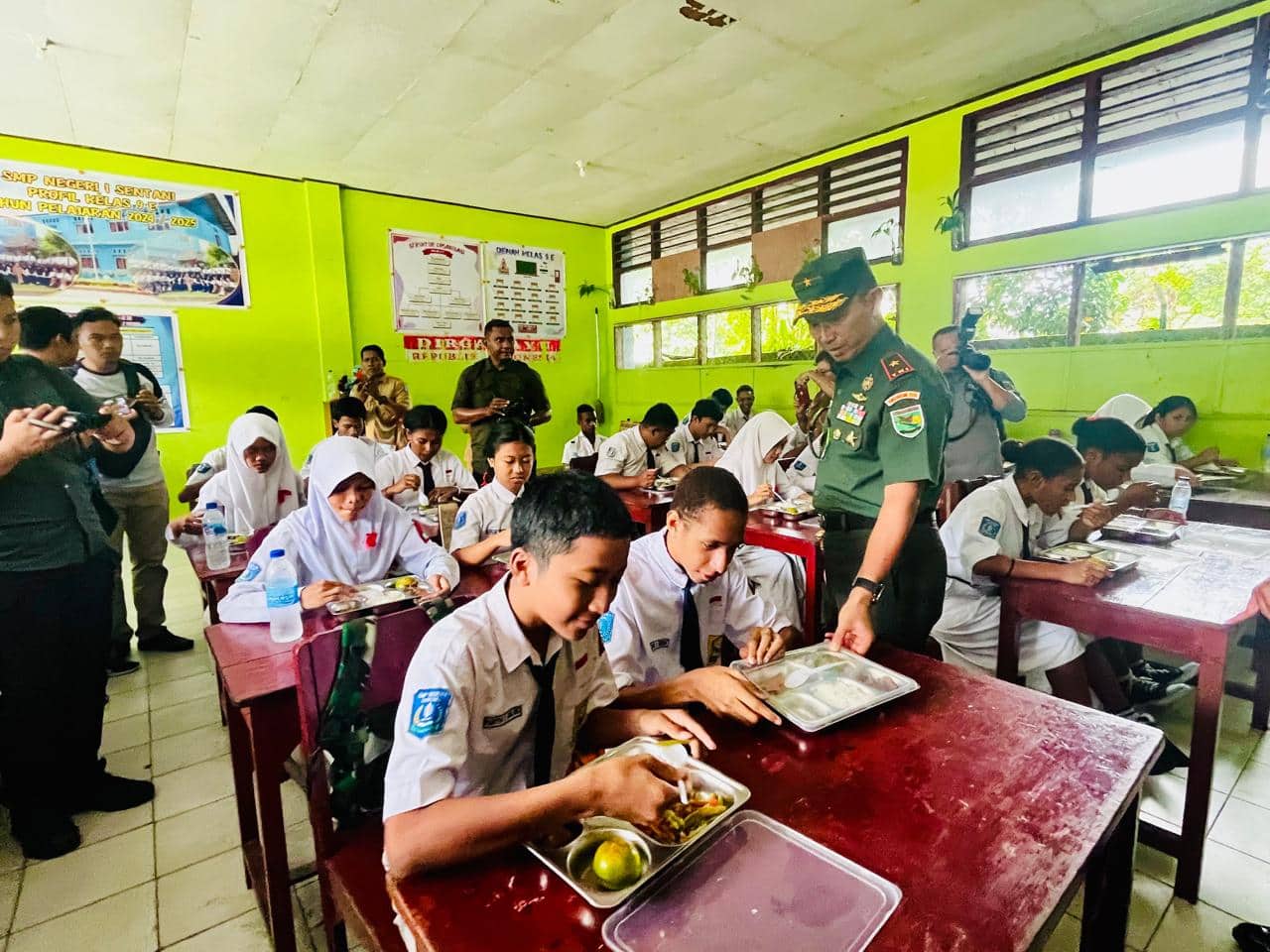Ilustrasi berita JAYAPURA: 953 Siswa SMP Negeri 1 Sentani Mulai Hari Ini Terima Makanan Bergizi Gratis dari Presiden RI