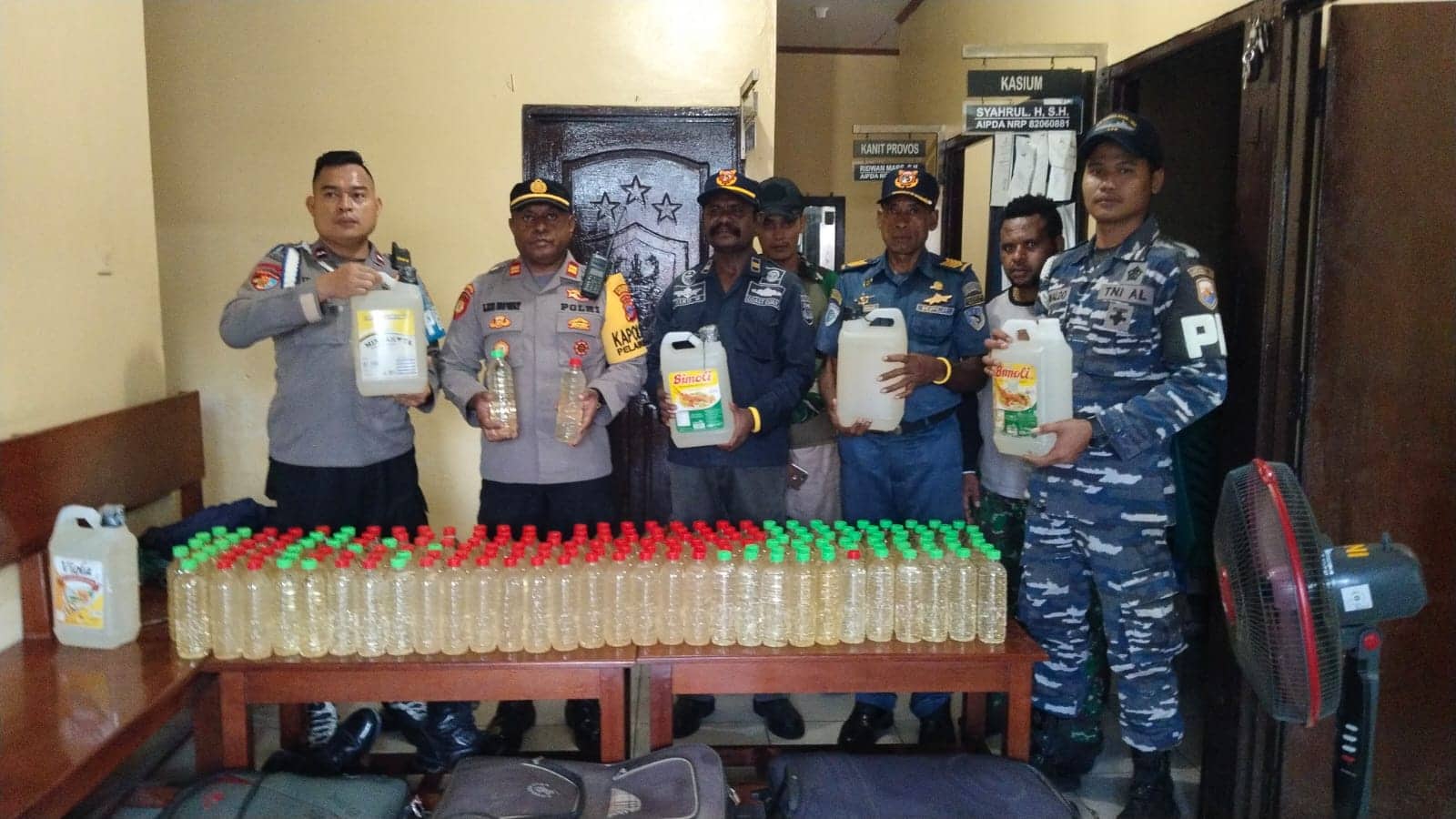 Ilustrasi berita Mimika: Polsek Kawasan Pelabuhan Pomako Amankan Ratusan Liter Miras Lokal dari KM Sirimau