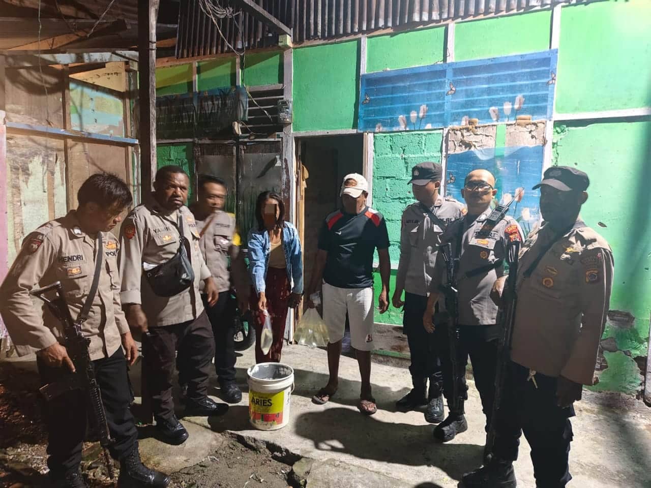 Ilustrasi berita Mimika: Jual Sopi, Seorang Ibu Rumah Tangga dan Dua Oknum Warga Ditangkap Aparat Polsek Miru di SP 1