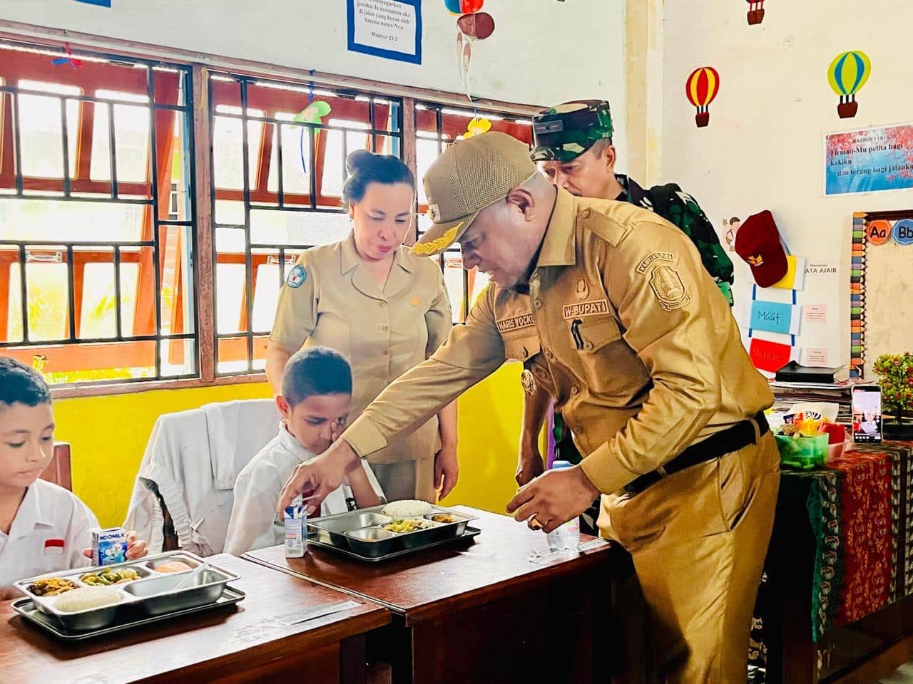 Ilustrasi berita JAYAPURA: Ratusan Siswa di Sentani Nikmati Program Makan Bergizi Gratis, Wabup Haris Yocku Apresiasi Presiden Prabowo