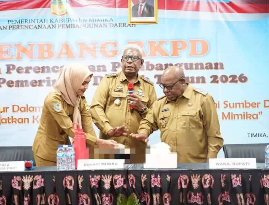 Ilustrasi berita Mimika: Didampingi Wabup, Bupati John Rettob Resmi Buka Musrenbang RKPD 2026, Kembali Tekankan Pembangunan dari Kampung ke Kota