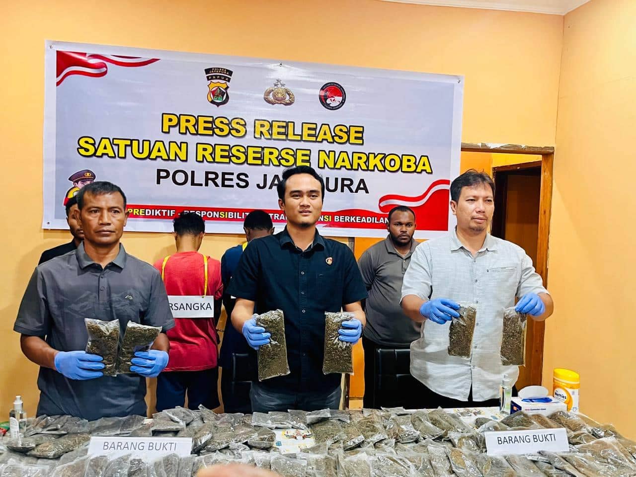 Ilustrasi berita JAYAPURA: Dua Pengedar Ganja Dibekuk, Polisi Sita 4,3 Kg Barang Bukti di BTN Sosial Sentani