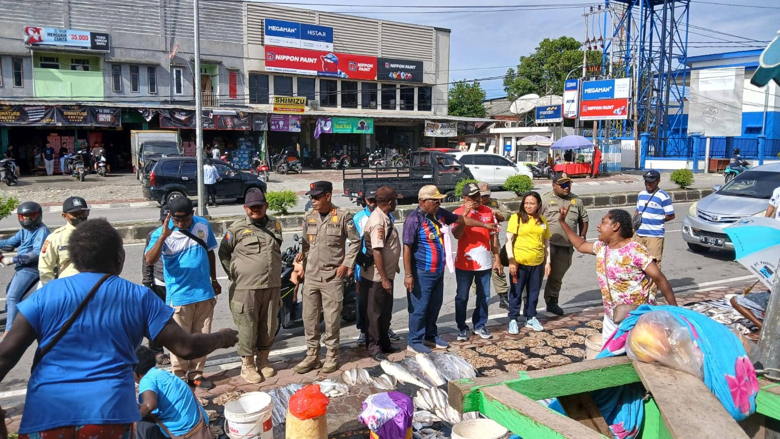 Ilustrasi berita Mimika: Tim Gabungan Tertibkan Pedagang di Trotoar depan Pasar Sentral, Matius Way: Kami Sedang Cari Solusi Tempat yang Layak