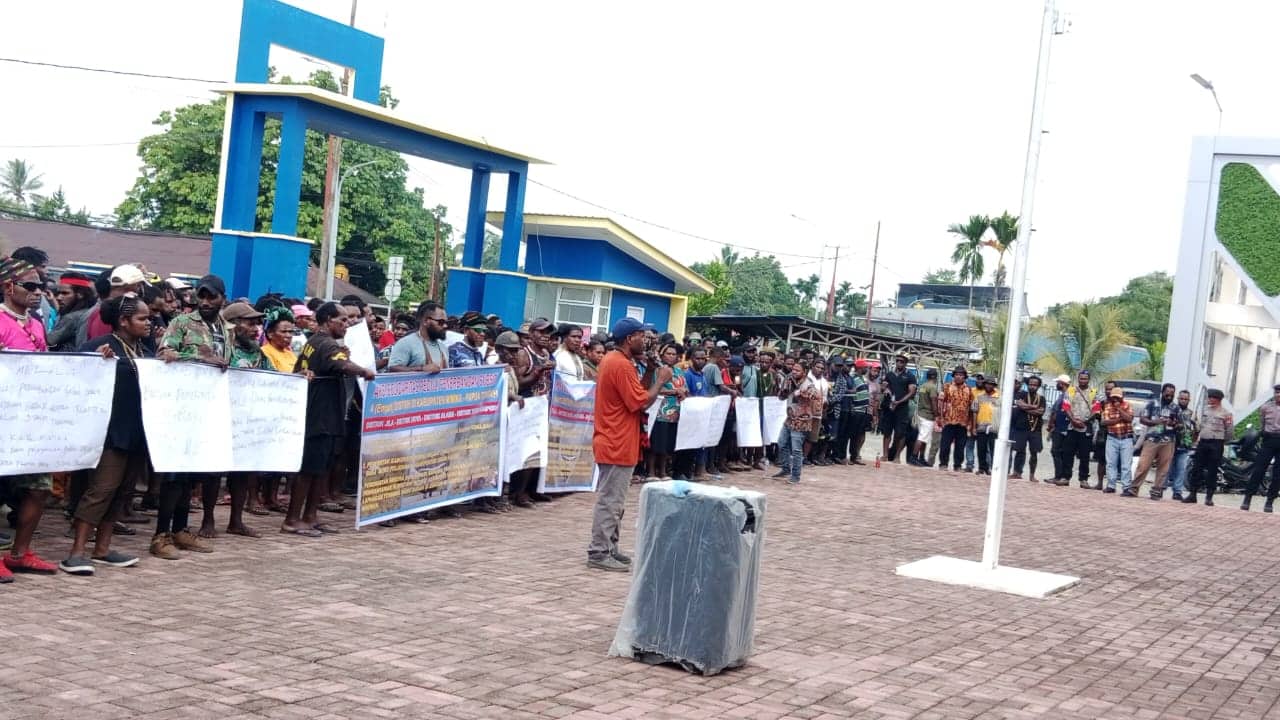 Ilustrasi berita Mimika: Temui Pendemo di Dinas Perhubungan Mimika, Bupati Rettob Jawab Tuntutan Warga Solidaritas Peduli Penerbangan Subsidi