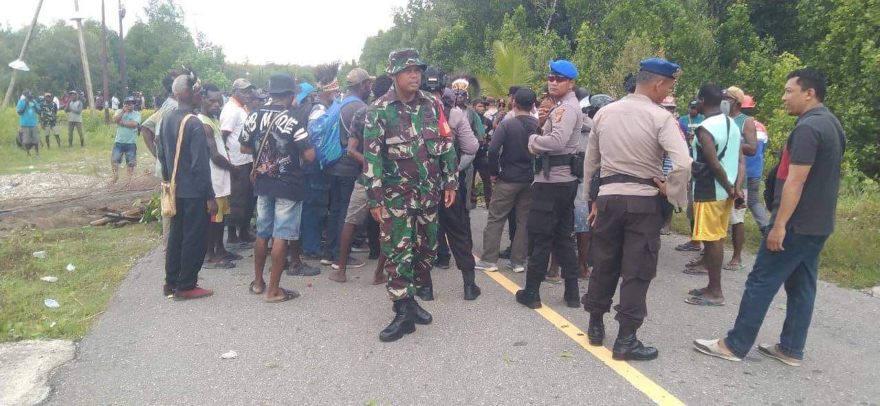 Ilustrasi berita Mimika: Lemasko Pimpinan Yance Boyau Palang Jalan Poros Pomako Timika, Ini Tuntutannya