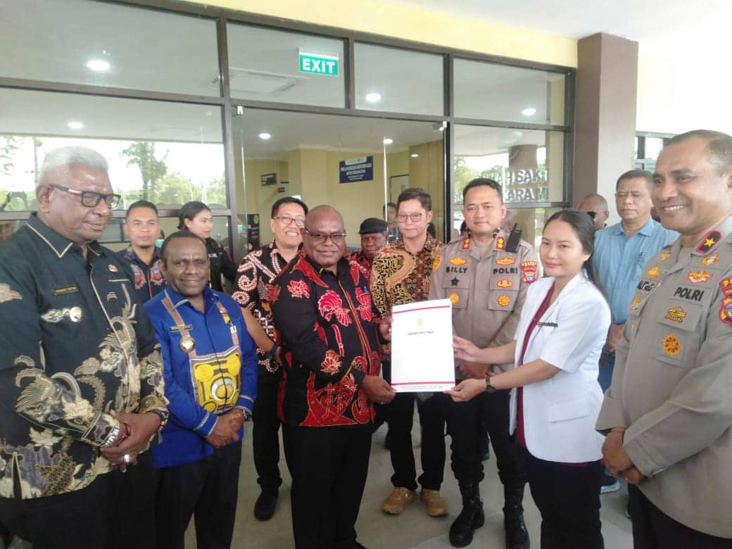 Ilustrasi berita Mimika: Didampingi Bupati Mimika dan Kapolda Papua Tengah, Gubernur Fritz Serahkan Bantuan 2 Mobil Ambulans untuk RS Milik Polri dan TNI