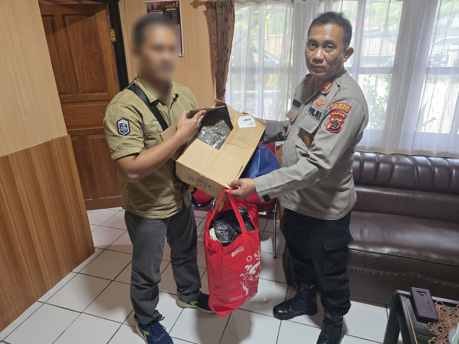 Ilustrasi berita JAYAPURA: Gagalkan Penyelundupan Ganja Lewat Ekspedisi, Personil Denintel Kodam Cenderawasih Amankan 1,2 Kilogram Barang Bukti