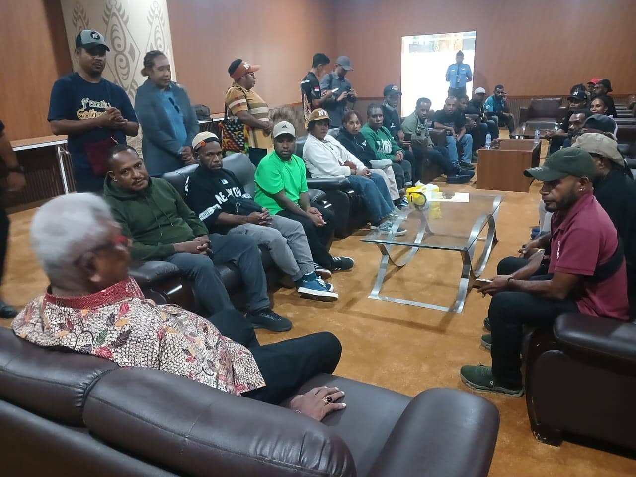 Ilustrasi berita Mimika: Pulang ke Timika, Bupati John Rettob Temui 21 Warga yang Ditelantarkan PT HAL, Keluarga Terharu, Ingatkan Waspada Tawaran Kerja Ilegal