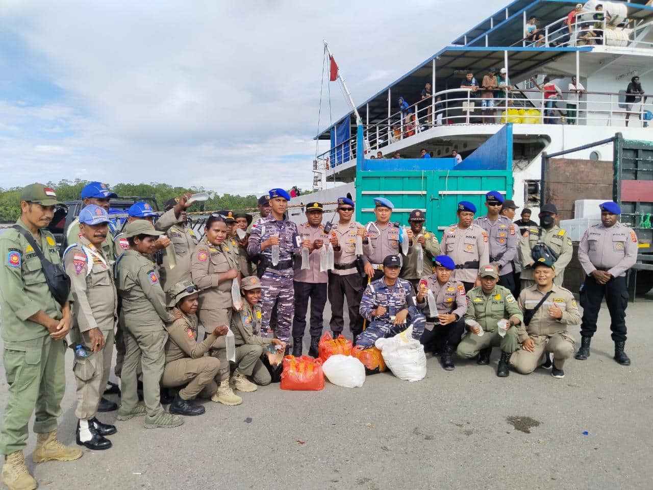 Ilustrasi berita Mimika: Personel Gabungan Amankan Puluhan Liter Miras Lokal dari Penumpang KM Tatamailau di Pelabuhan Pomako