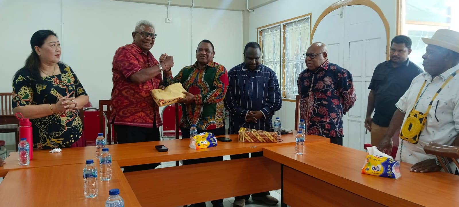 Ilustrasi berita Mimika: Hadir Bersama 67 Umat Katolik, Bupati Maybrat Dukung Pentahbisan Uskup Timika