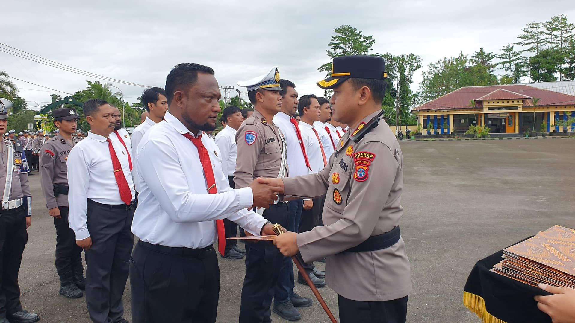 Ilustrasi berita Mimika: 27 Anggota Polisi dan 3 Warga Terima Penghargaan dari Kapolres Mimika Atas Pengungkapan Kasus Besar