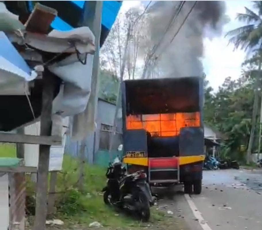 Ilustrasi berita JAYAPURA: Aksi Demo di Depan Gapura Uncen Waena Rusuh, Satu Truk Polisi Dibakar Massa