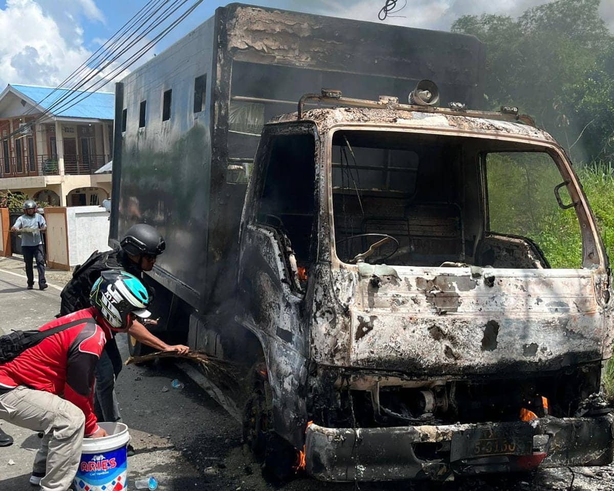 Ilustrasi berita JAYAPURA: Aksi Demo di Uncen Berujung Ricuh, 4 Personel Jadi Korban, Satu Truk Polri Dibakar