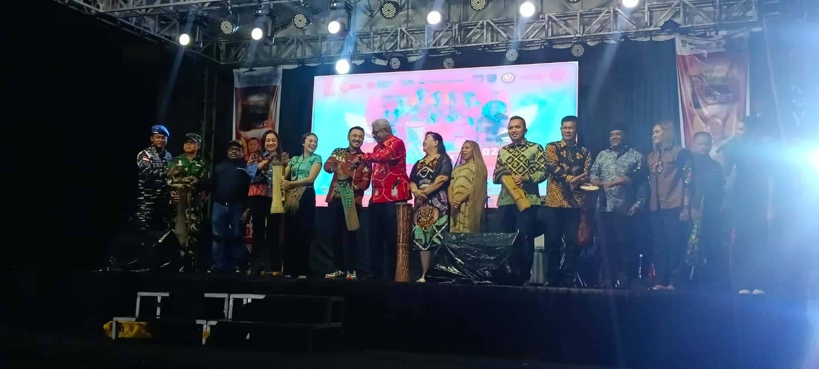 Ilustrasi berita Mimika: Diguyur Hujan, TIFA 2025 Ditutup Meriah dengan Pesona Budaya Papua dan Semangat Generasi Muda