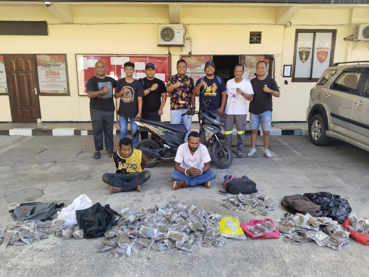 Ilustrasi berita JAYAPURA: Bongkar Jaringan Narkoba, Polda Papua Tangkap Enam Tersangka Narkoba dan Sita Ratusan Paket Ganja