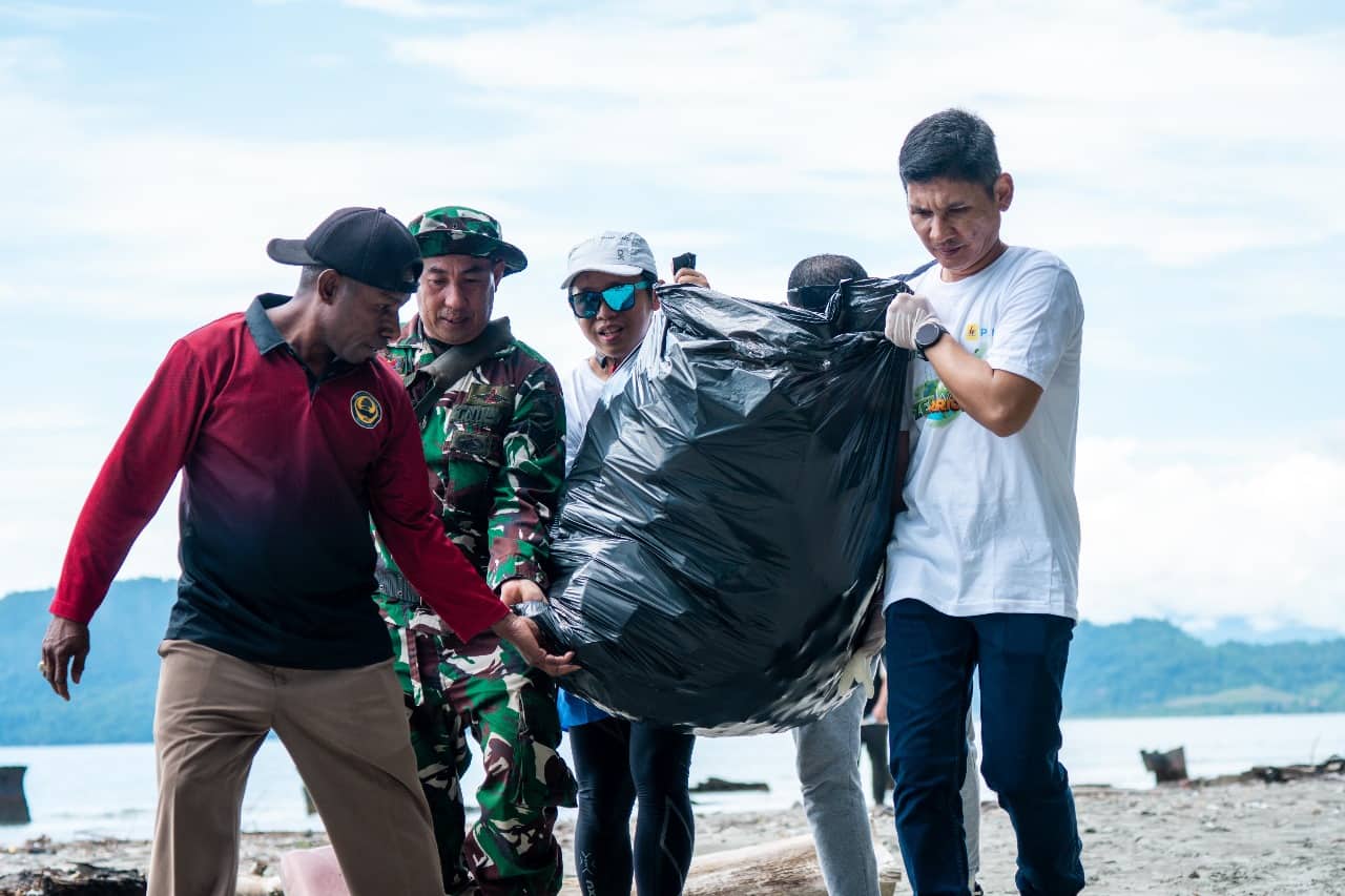 Ilustrasi berita Papua: Hari Lingkungan Hidup Sedunia, PLN Kumpulkan 1,62 Ton Sampah di Pantai Holtekamp Lewat Program Beach Clean Up