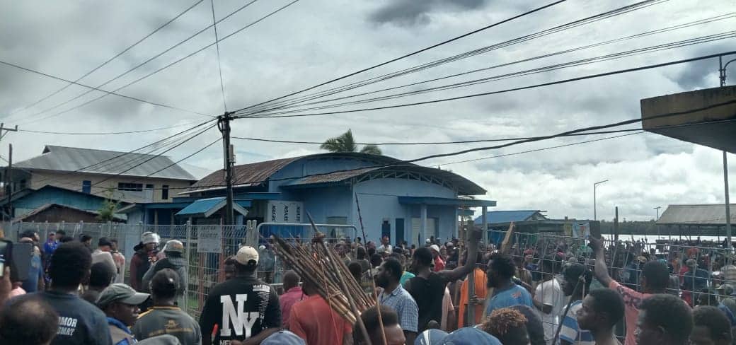 Ilustrasi berita Papua: Bentrok Warga di Kota Agats Masih Terus Berlanjut, Panitia Festival Berter Diminta Segera Menutup Acara