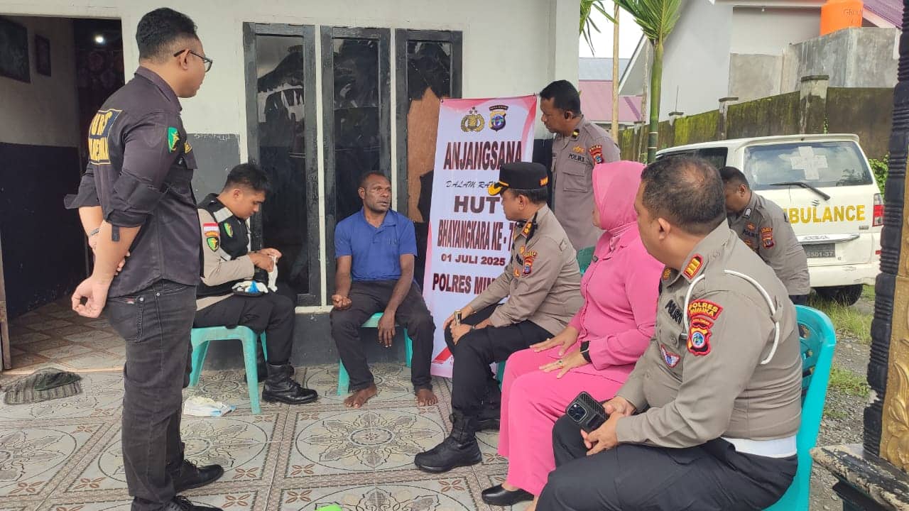 Ilustrasi berita Mimika: Jelang Hari Bhayangkara ke-79, Polres Mimika Anjangsana ke Rumah Anggota yang Sakit dan Warakawuri