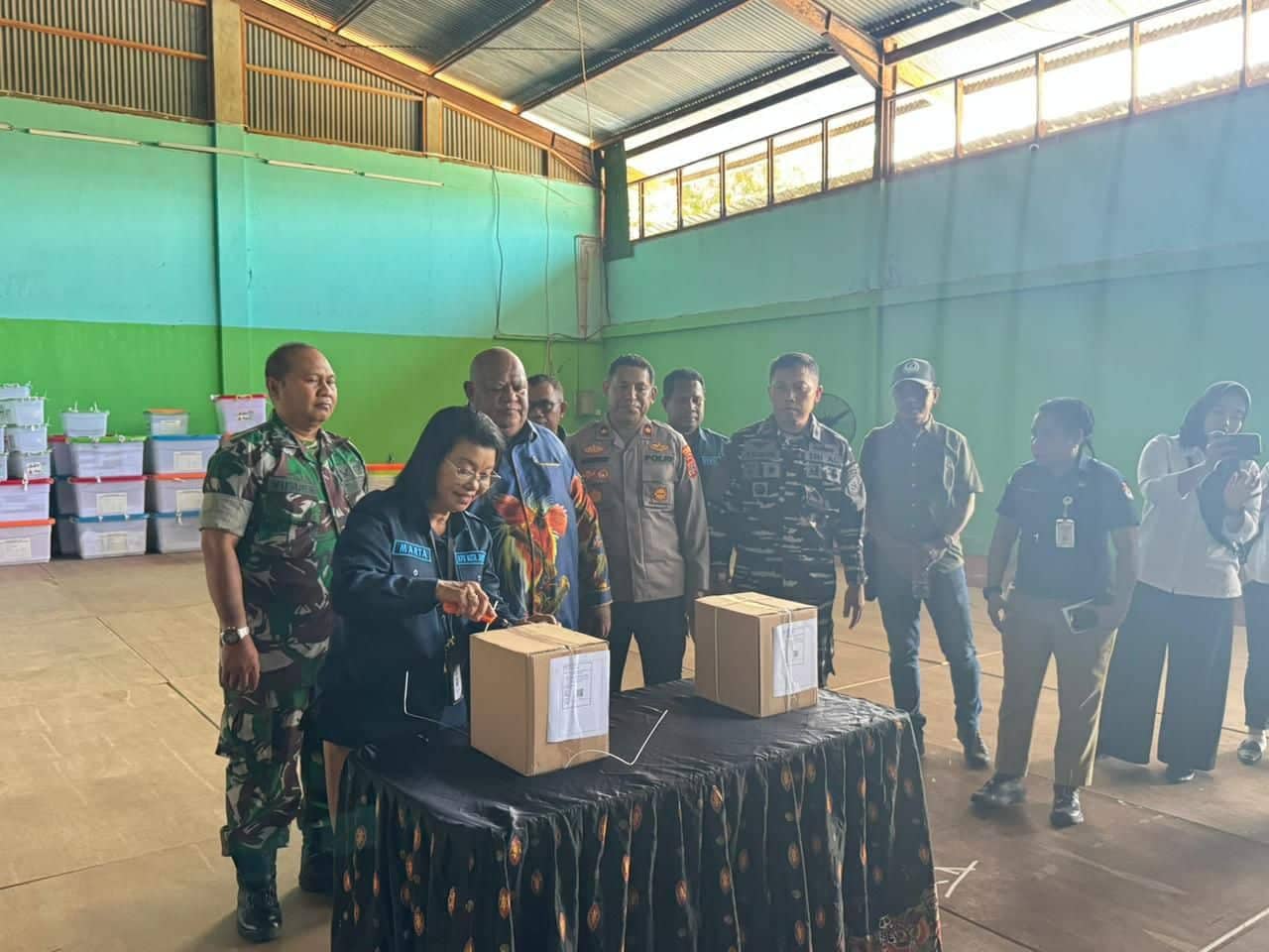 Ilustrasi berita JAYAPURA: Polisi Awasi Proses Pelipatan dan Sortir Surat Suara PSU Pilgub Papua di Jayapura