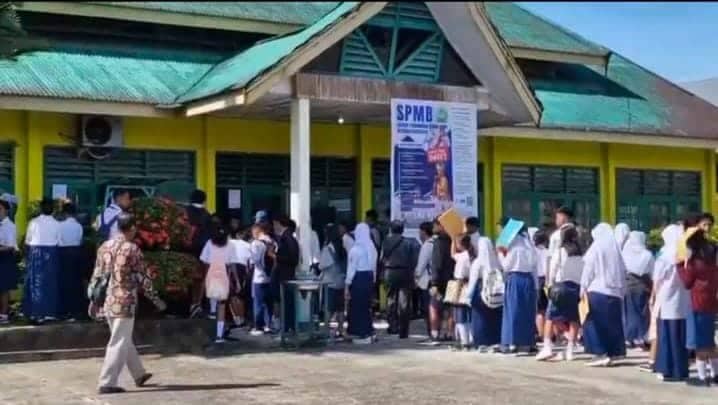 Ilustrasi berita Mimika: Kuota Terbatas, Antrian Subuh Warnai Pendaftaran Penerimaan Siswa Baru di SMA Negeri 1 Timika