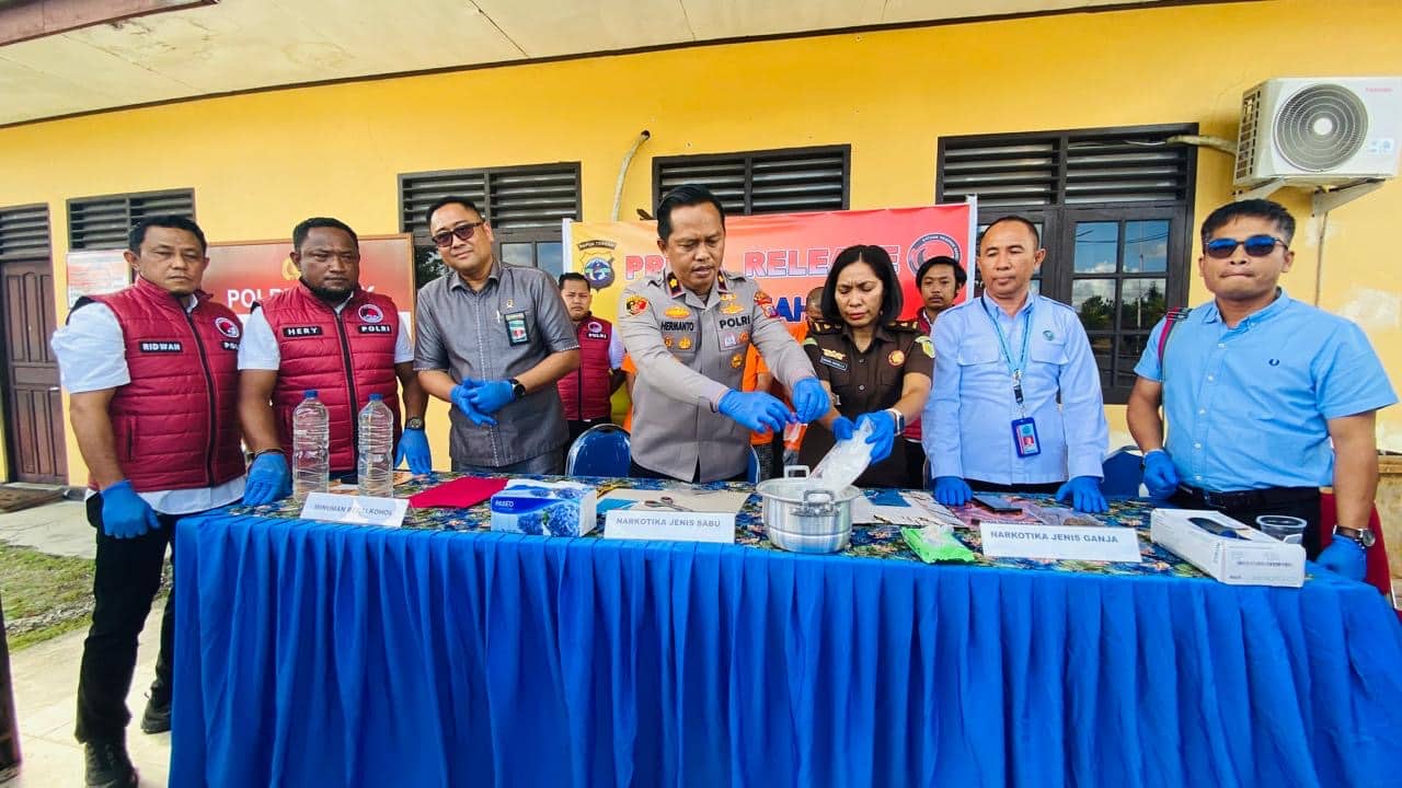 Ilustrasi berita Mimika: Musnahkan Sabusabu Senilai 800 Juta, Polres Mimika Tetapkan Dua DPO