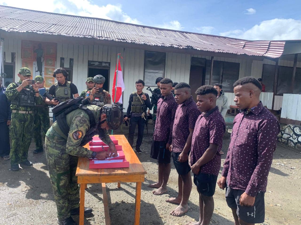 Ilustrasi berita Papua: Menyesal, Empat Anggota OPM Puncak Papua Ikrar Kembali ke Pangkuan NKRI