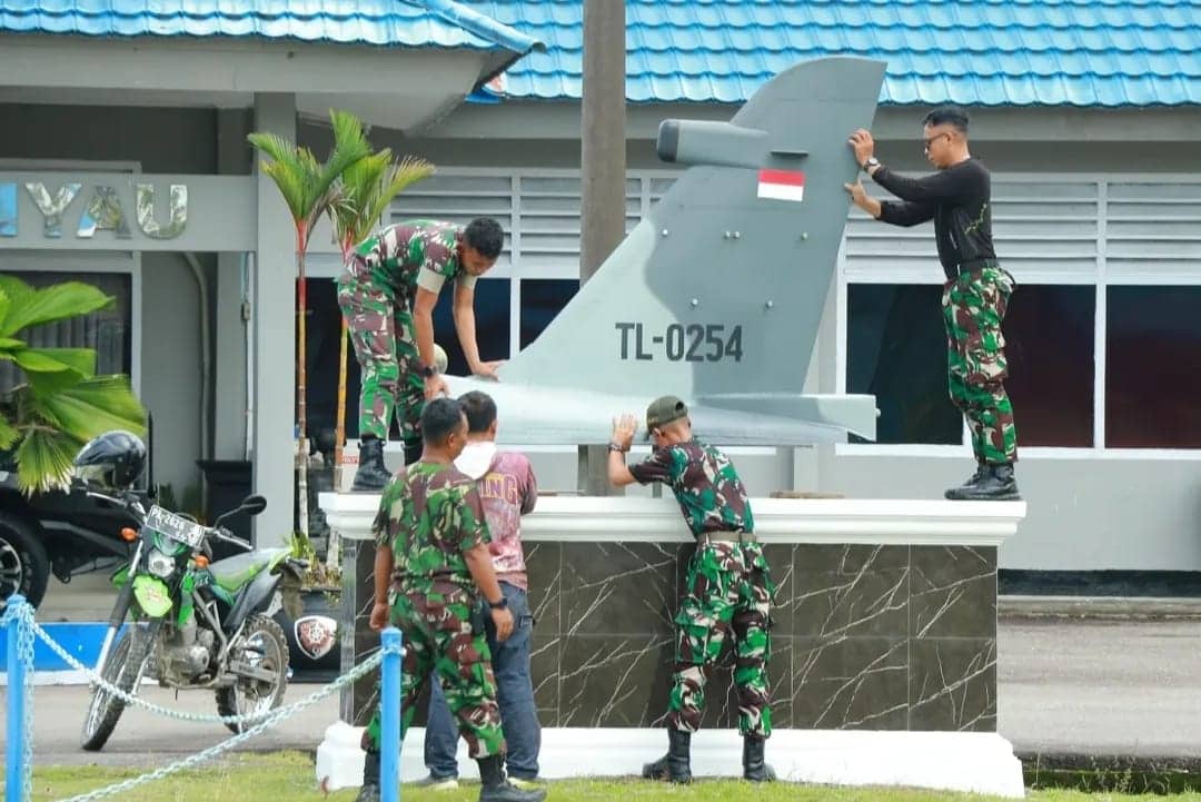 Ilustrasi berita Mimika: Replika Ekor Pesawat Hawk Terpasang di Lanud Yohanis Kapiyau, Simbol Semangat dan Dedikasi Prajurit TNI AU
