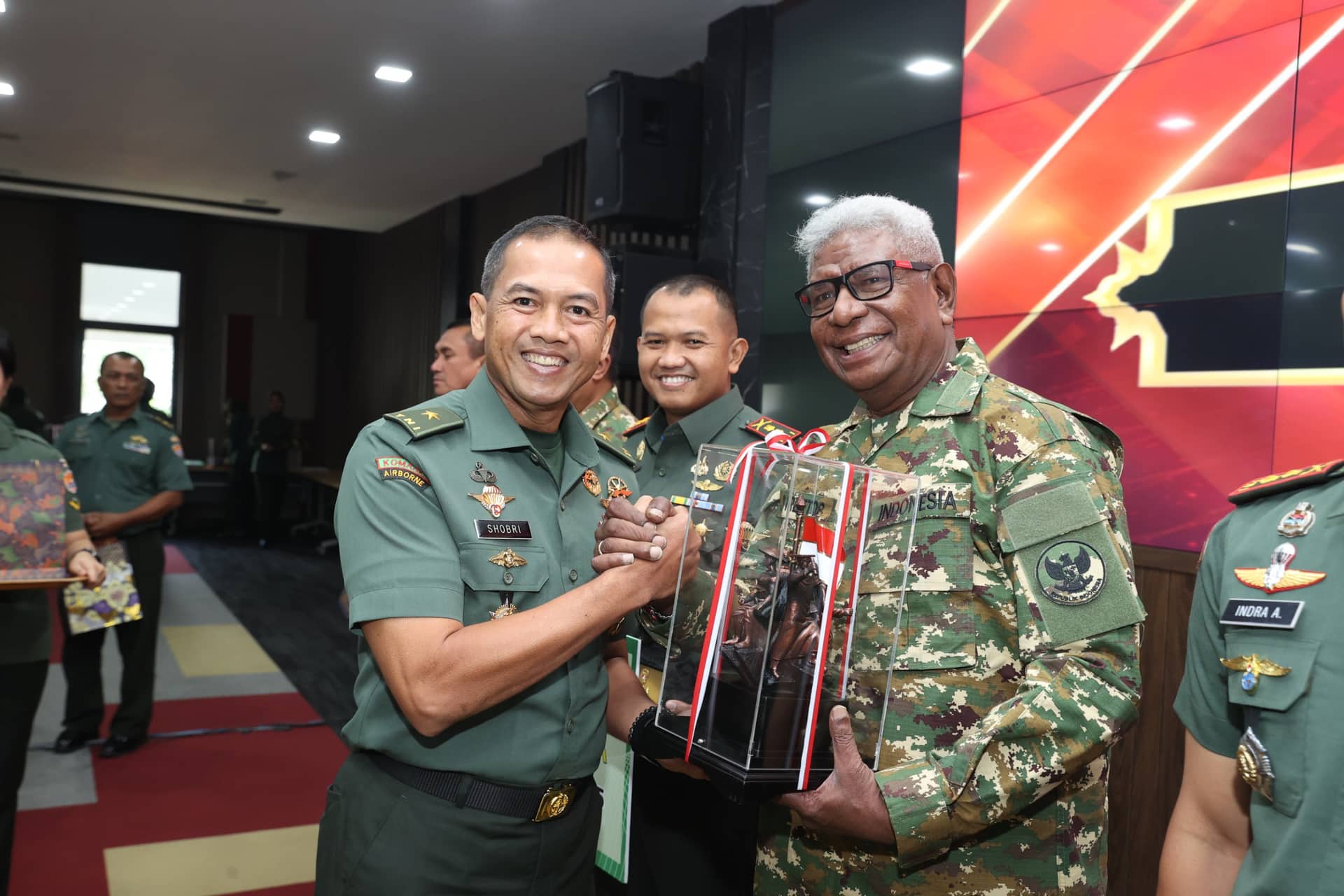 Ilustrasi berita Mimika: Terbaik, Bupati Mimika dan Dandim 1710 Terima Penghargaan dari Mabes TNI
