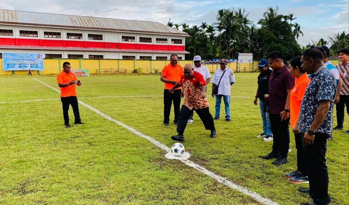 Ilustrasi berita Mimika: Dibuka Wakil Bupati Emanuel Kemong, Kejuaraan Sepak Bola Pelajar Se-Mimika Resmi Bergulir