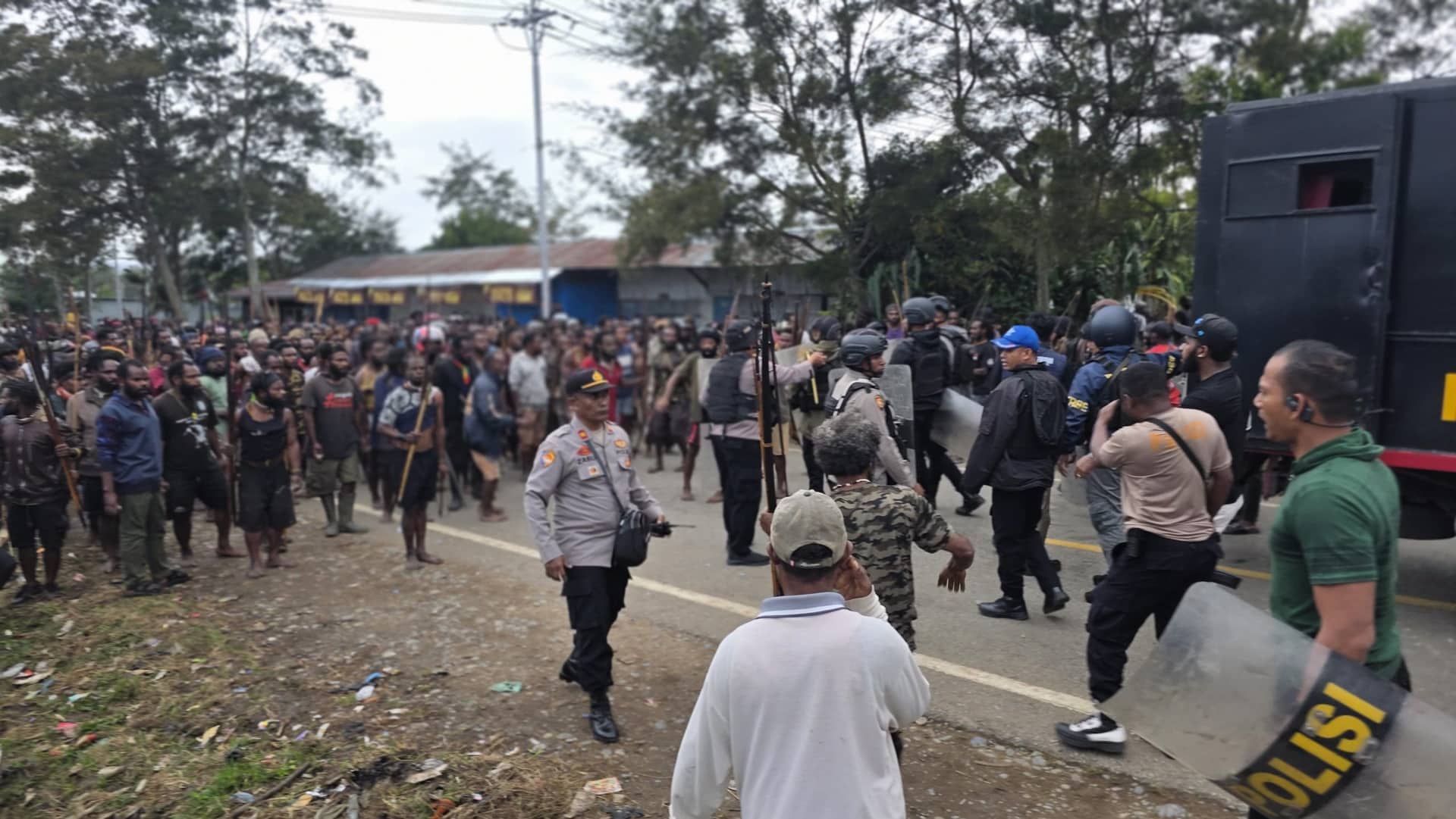 Ilustrasi berita Papua: Cegah Bentrokan, Satgas Ops Damai Cartenz dan Polres Jayawijaya Redam Keributan Dua Kelompok Jemaat di Wamena