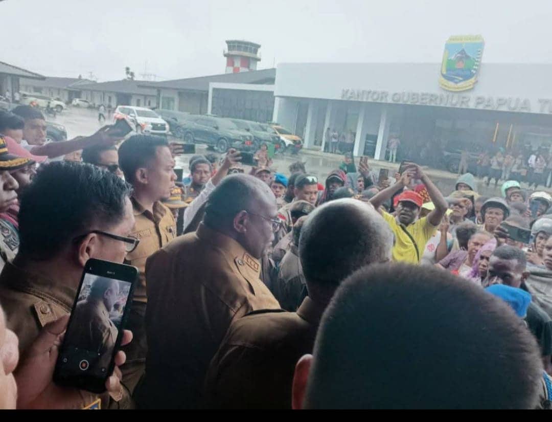 Ilustrasi berita Papua: Pencaker OAP Geruduk Kantor Gubernur Papua Tengah, Tuntut Keadilan Formasi CPNS 2024